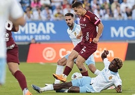 Paul Akouokou, en una acción con Manu Justo.