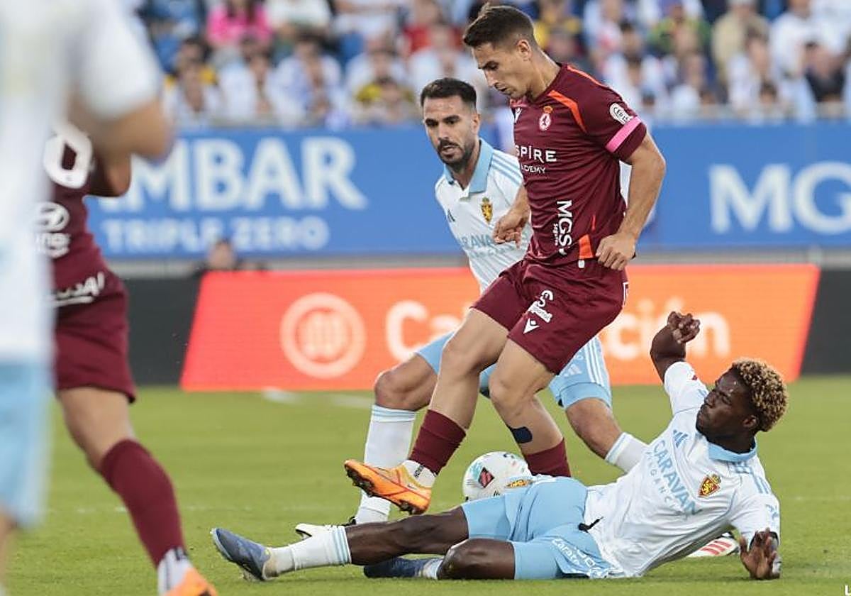 Paul Akouokou, en una acción con Manu Justo.