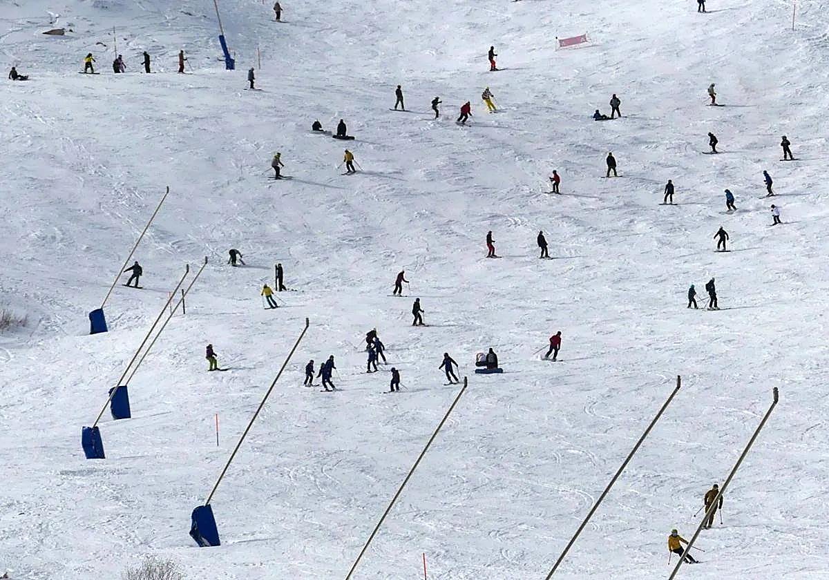 La campaña de nieve de la Diputación abre casi 2.500 plazas para escolares