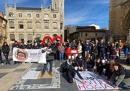 Momento del acto 'Nadie Sin Hogar' 2025 de Caritas en la plaza de regla, frente a la Catedral de León.