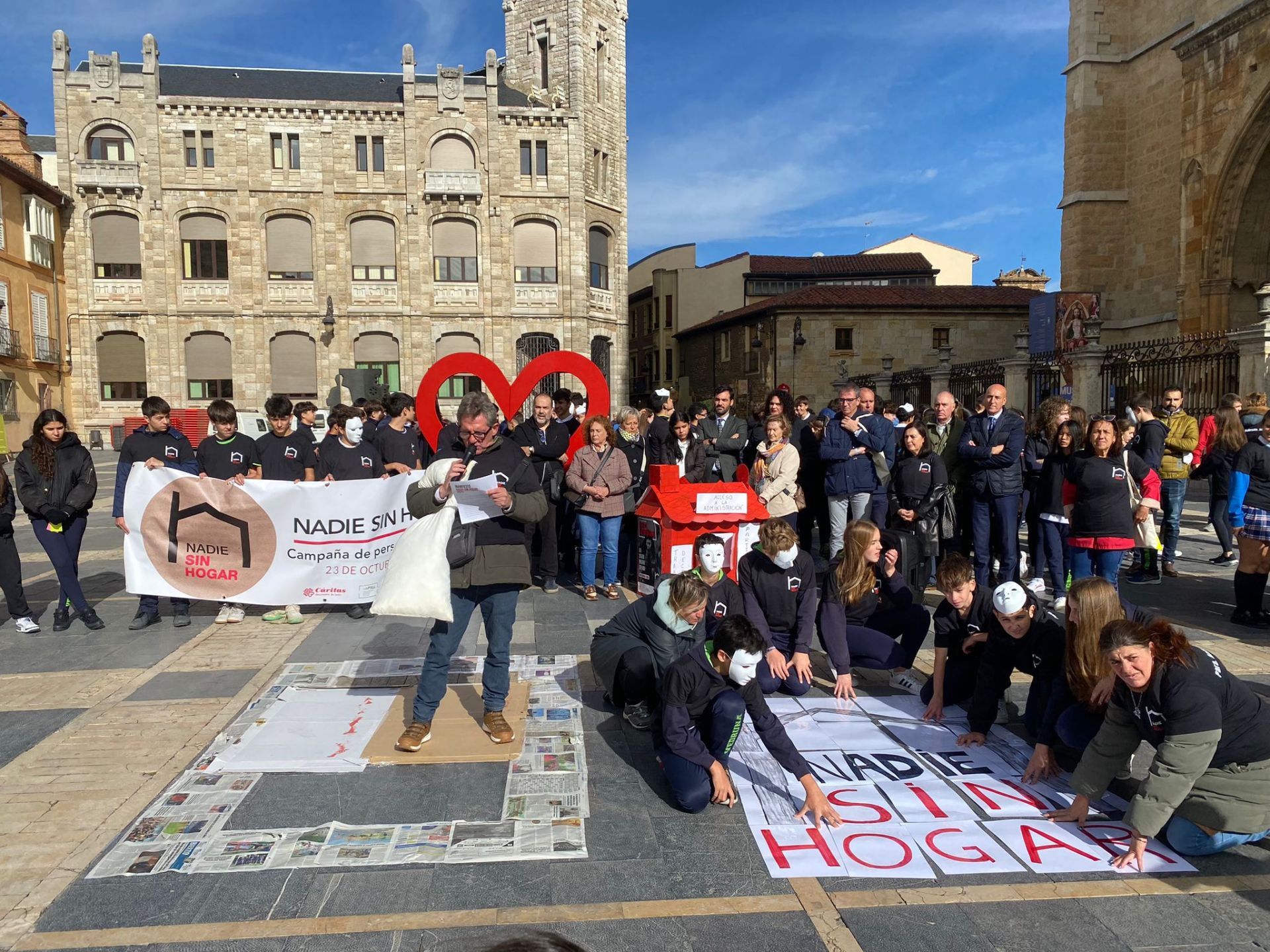 Momento del acto 'Nadie Sin Hogar' 2025 de Caritas en la plaza de regla, frente a la Catedral de León.
