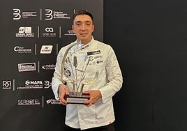 El panadero Leonés, Daniel Flecha, con el trofeo ganado en Nantes