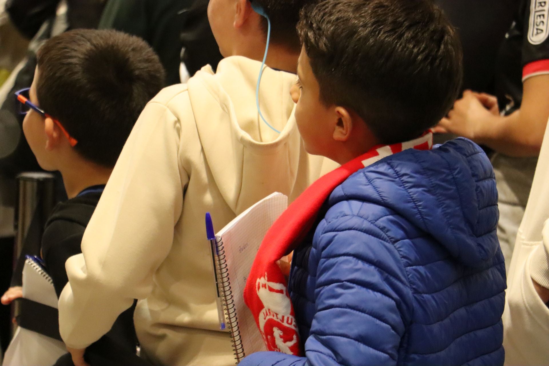 Las imágenes de las firmas de la Cultural a los aficionados