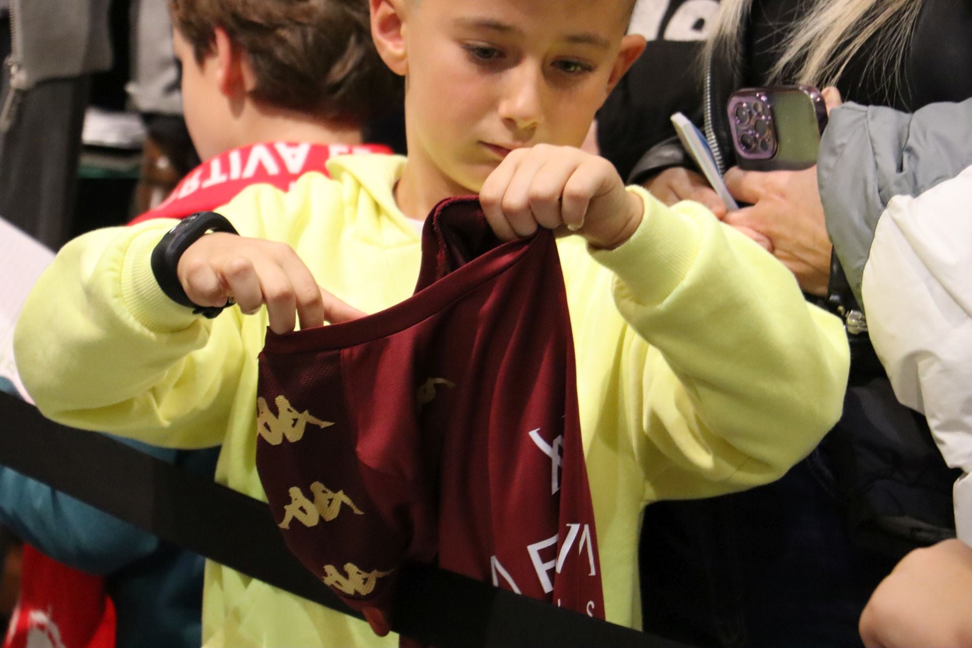 Las imágenes de las firmas de la Cultural a los aficionados