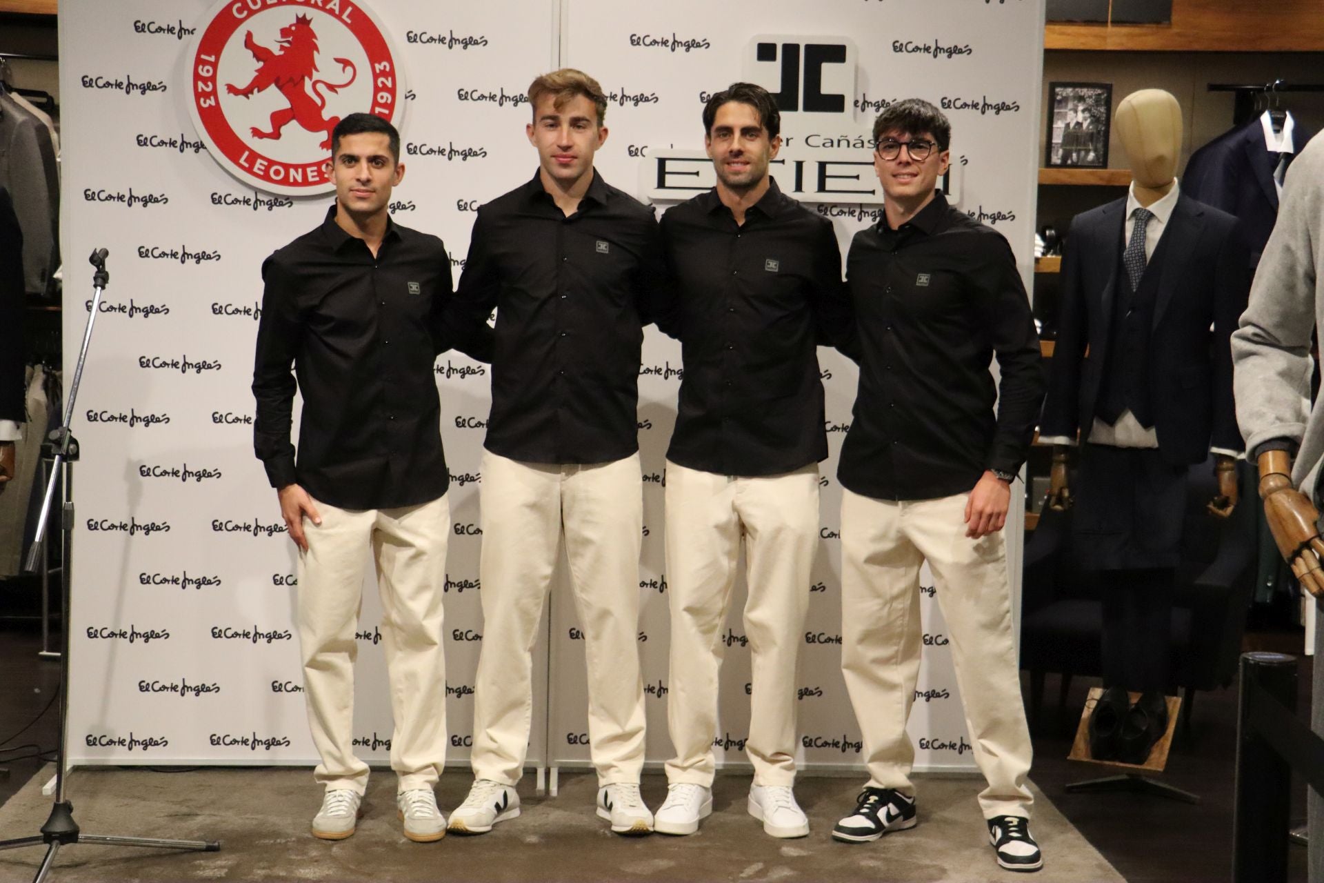 Las imágenes de las firmas de la Cultural a los aficionados