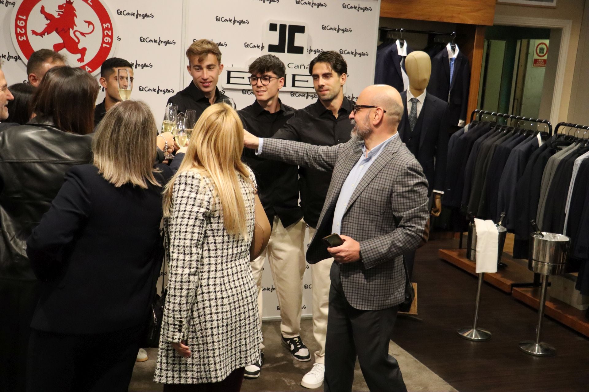 Las imágenes de las firmas de la Cultural a los aficionados