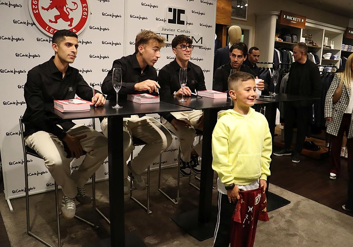 Las imágenes de las firmas de la Cultural a los aficionados