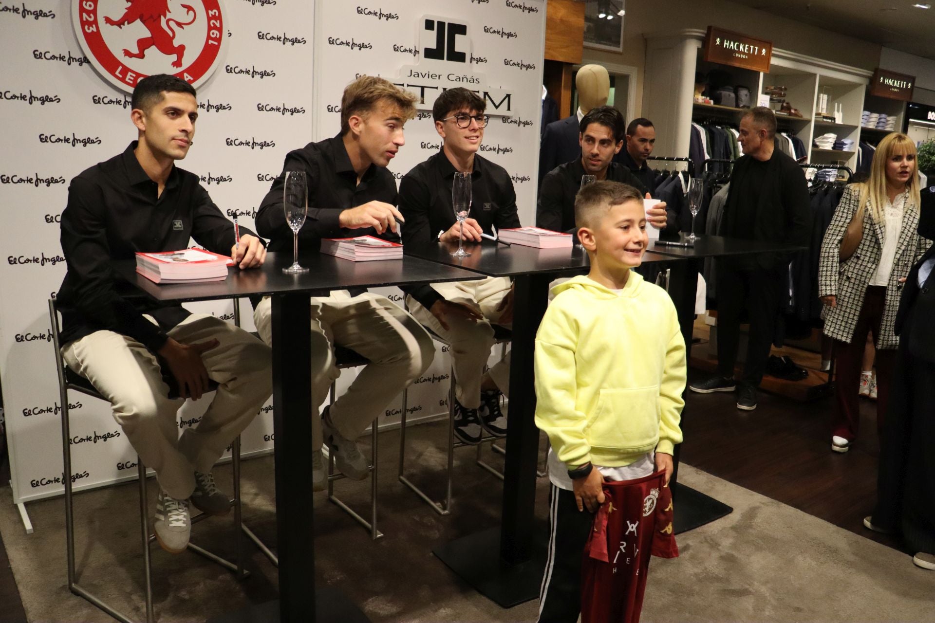 Las imágenes de las firmas de la Cultural a los aficionados