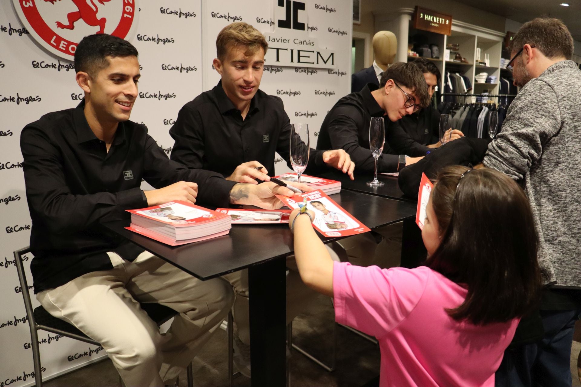 Las imágenes de las firmas de la Cultural a los aficionados