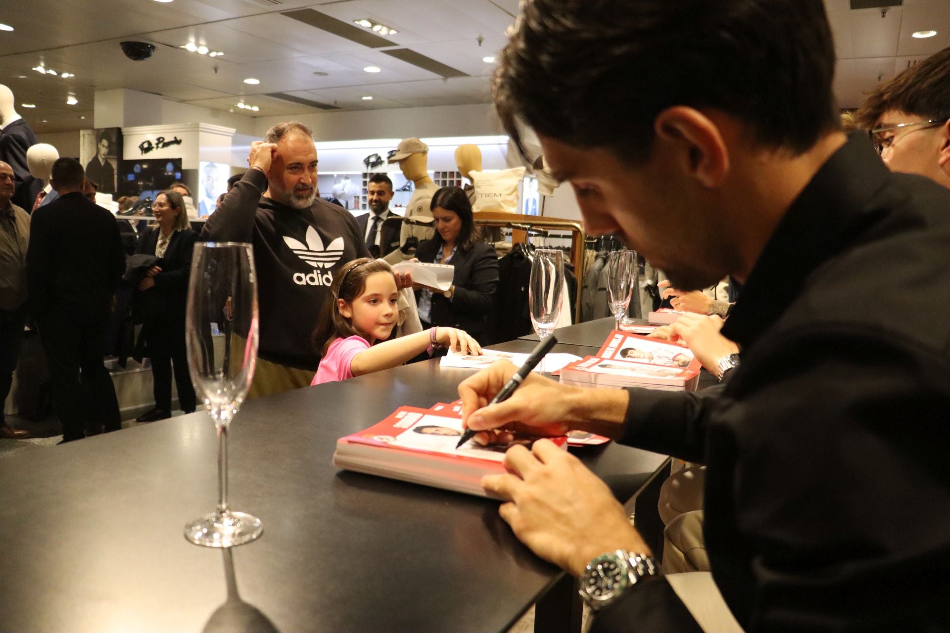 Las imágenes de las firmas de la Cultural a los aficionados