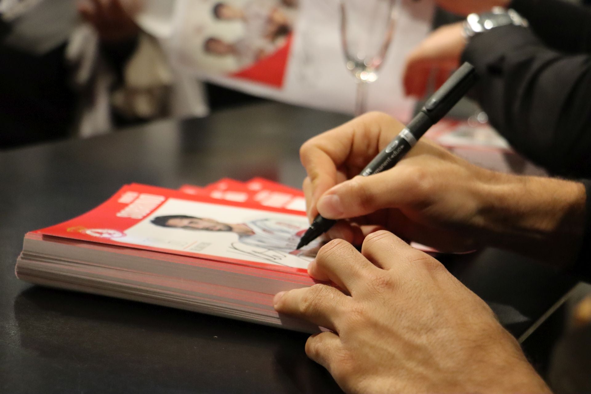 Las imágenes de las firmas de la Cultural a los aficionados