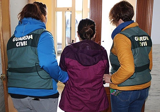 Momento de la detención de la mujer.