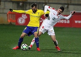 Yeray disputa un balón ante un jugador del Cádiz en la última visita cadista al Reino de León.
