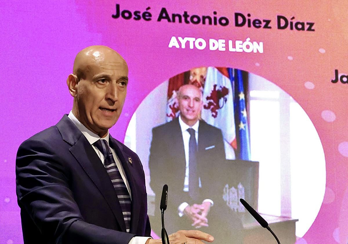 El alcalde de León, José Antonio Diez, participa en la inauguración oficial de la cuarta edición del Congreso de E-Commerce, organizado por la Asociación Leonesa de Comercio Electrónico y la Cámara de Comercio de León.