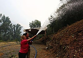 Imagen de vecinos actuando contra el fuego.