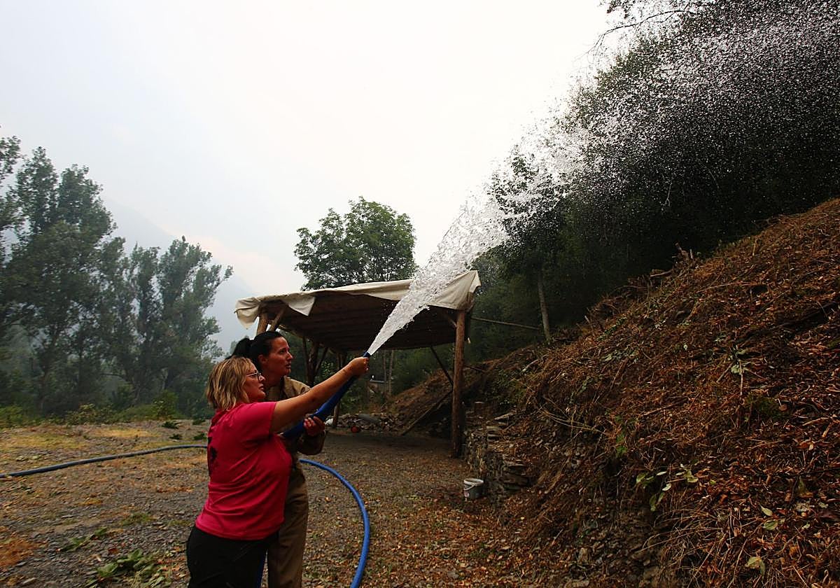 Imagen de vecinos actuando contra el fuego.