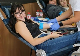 Una alumna de la ULE dona sangre.