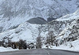 Nevada en una carretera leonesa.