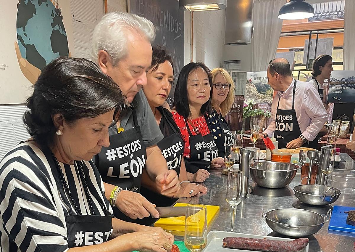 Imagen secundaria 1 - La gastronomía leonesa se luce en Valencia para agencias, blogueros y prensa