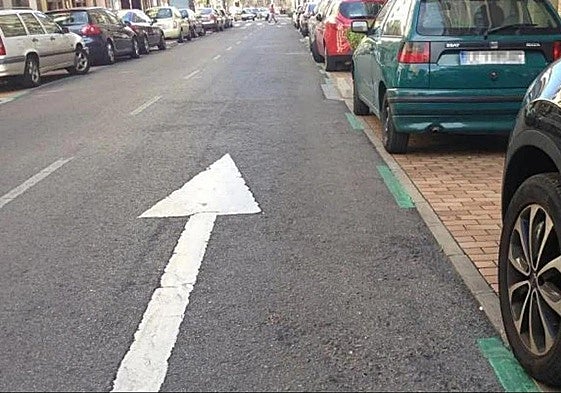 Zona de estacionamiento regulado en una calle de León.