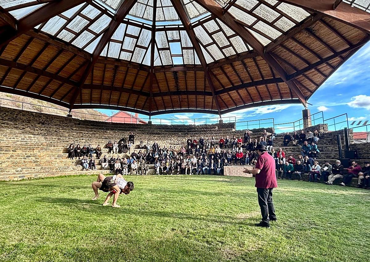 Imagen secundaria 1 - El ILC reconoce en el luchódromo de Riaño a cinco destacados creadores de León