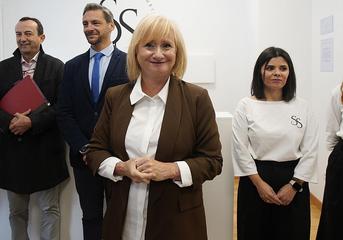 La consejera de Industria, Comercio y Empleo, Leticia García (C), durante su visita al centro estético Sandra Salgueiro de Ponferrada, beneficiario del programa al emprendimiento de Transición Justa.