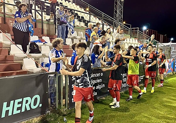Los jugadores de la Ponferradina saludan a los aficionados desplazados a Mérida.