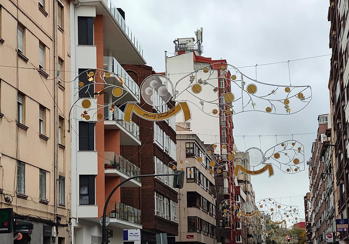 Las luces de Navidad ya pueblan el tramo superior de la avenida Alcalde Miguel Castaño en León en un cielo poblado de nubes.