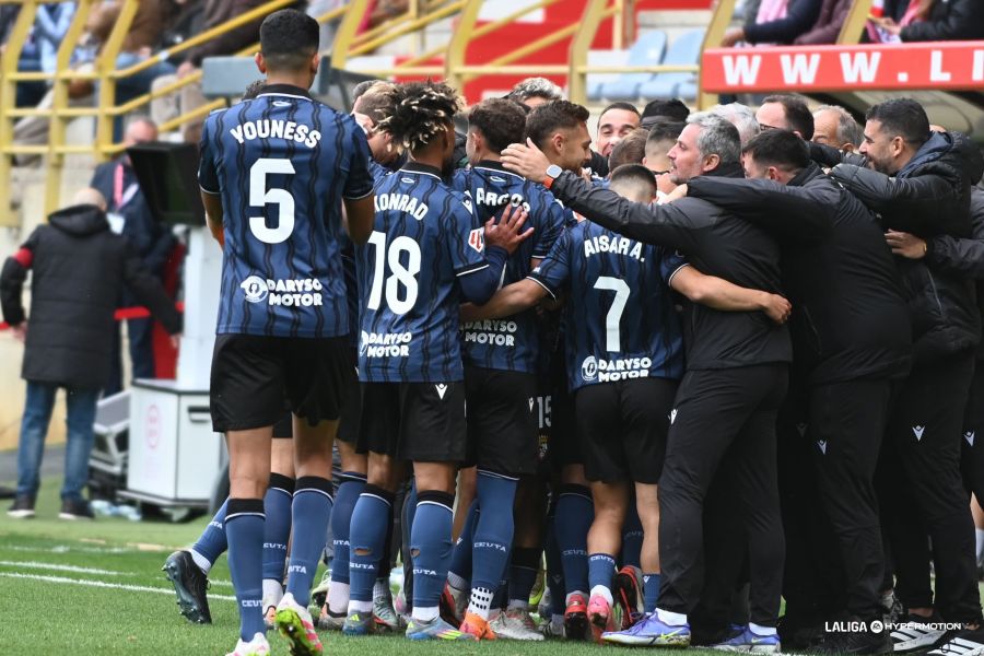 Los jugadores del Ceuta celebran el gol en el banquillo.