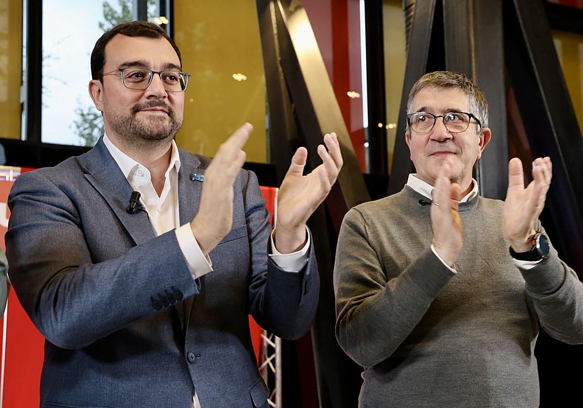 Adrián Barbón y Patxi López durante el último acto de la primera jornada.