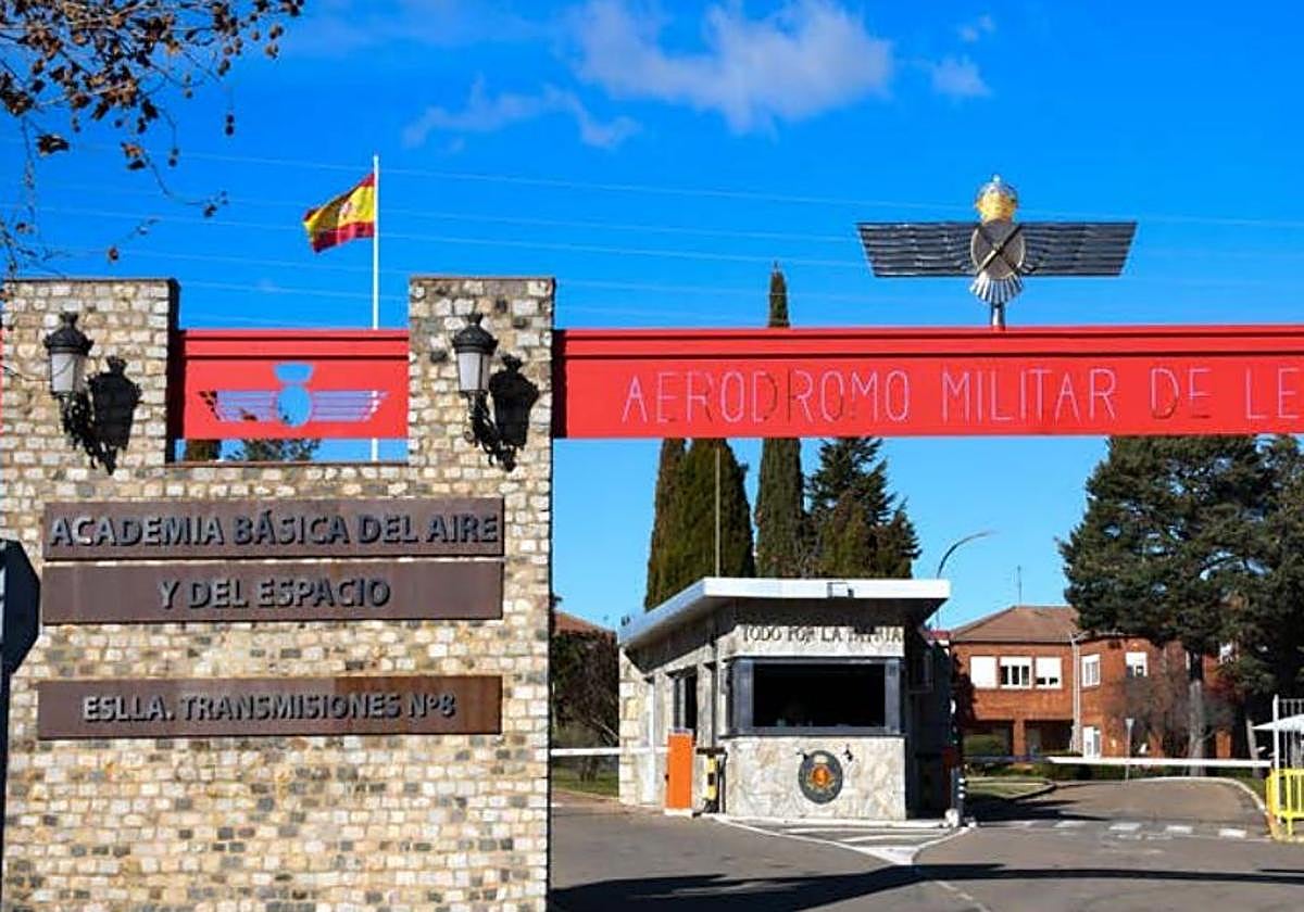 Acceso a la Academia Básica del Aire en La Virgen del Camino.