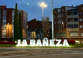 Rotonda con letras iluminadas.