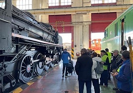 Momento de una visita a la base de mantenimiento de Renfe en León.