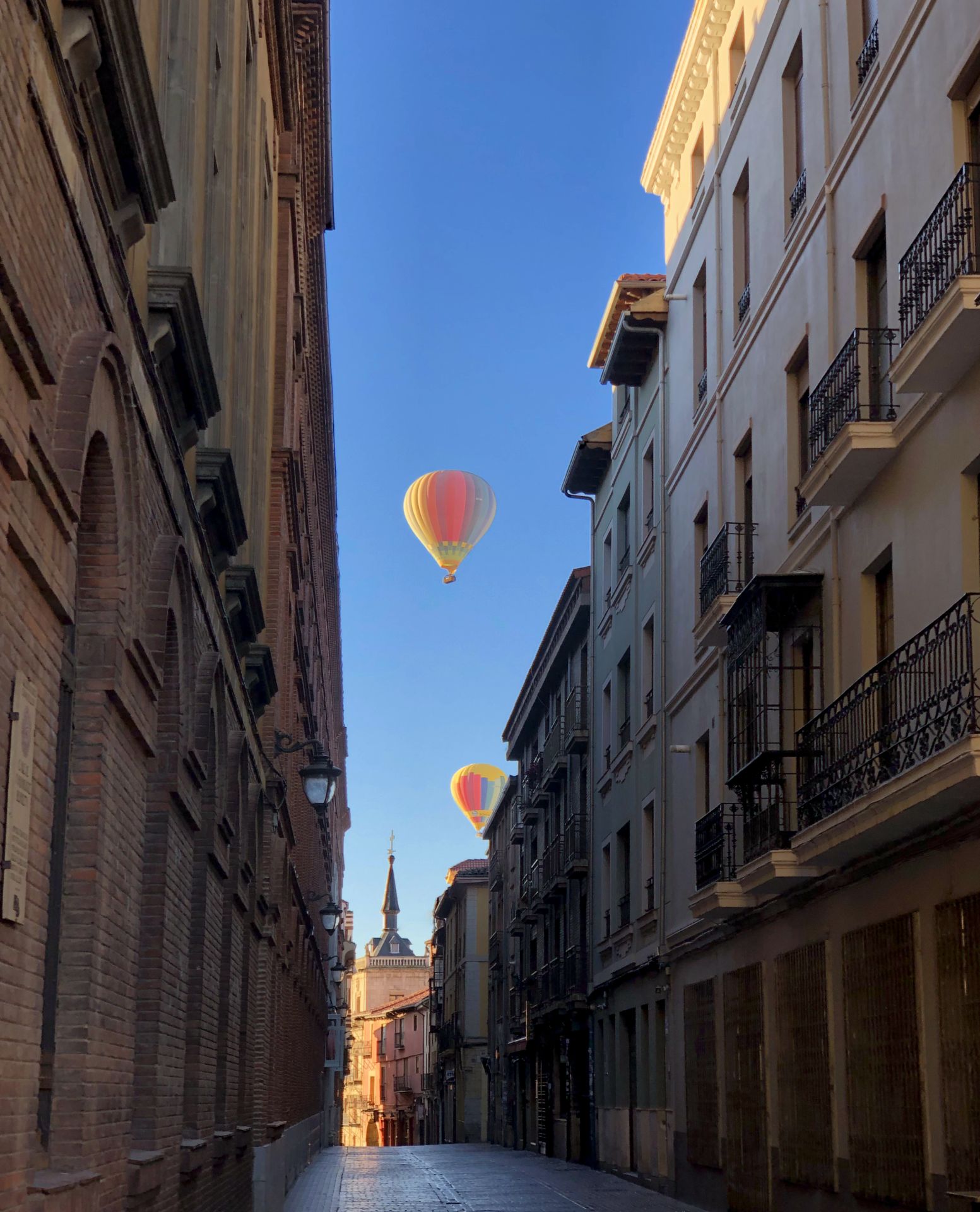 Las imágenes de dos globos al amanecer sobre León
