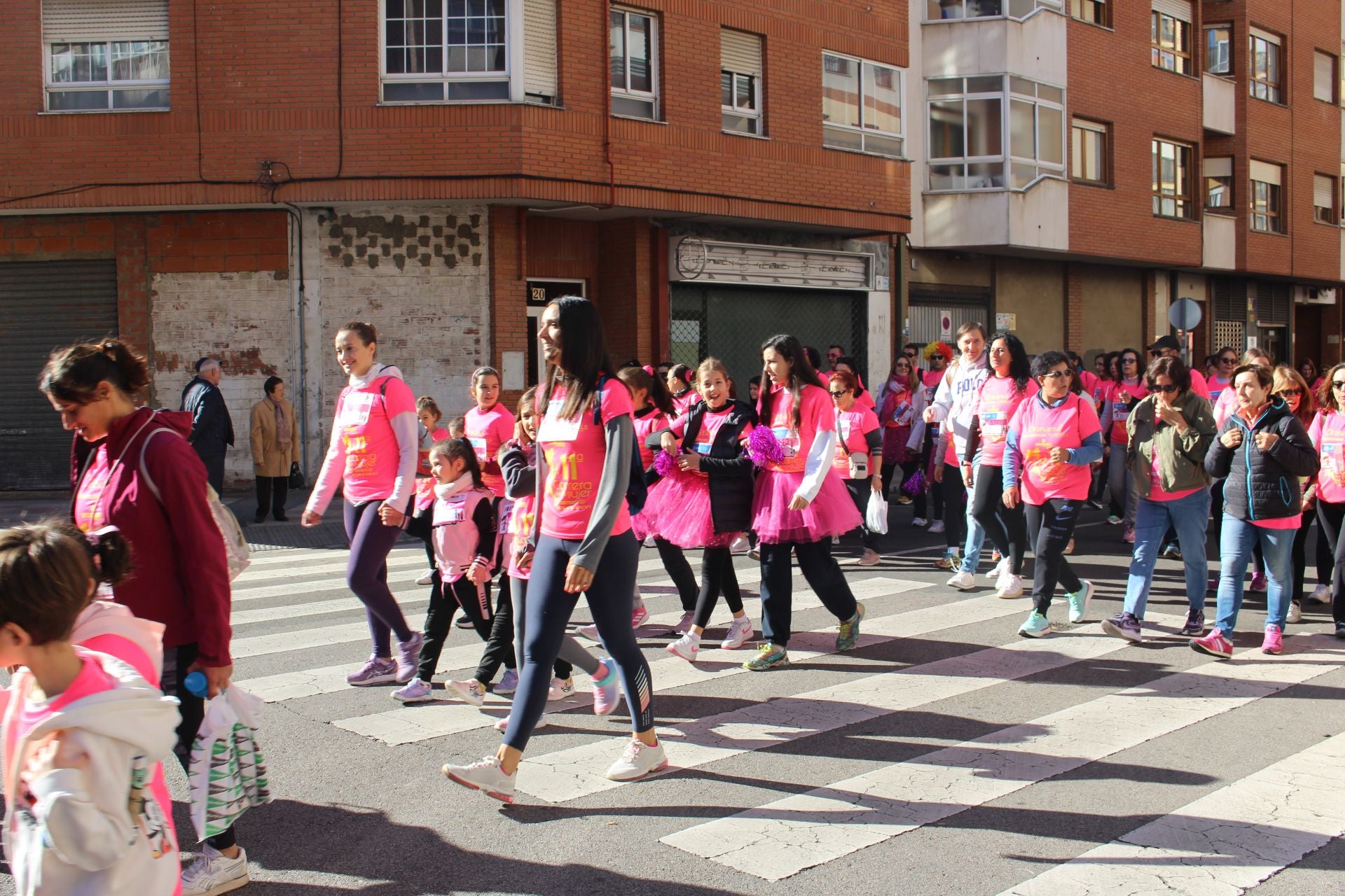 Las imágenes de las participantes en la Carrera de la Mujer en León 2025