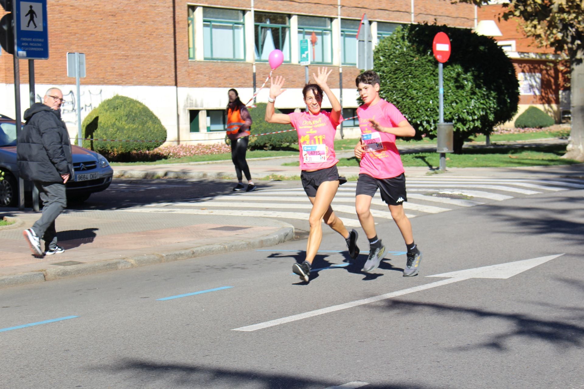 Las imágenes de las participantes en la Carrera de la Mujer en León 2025