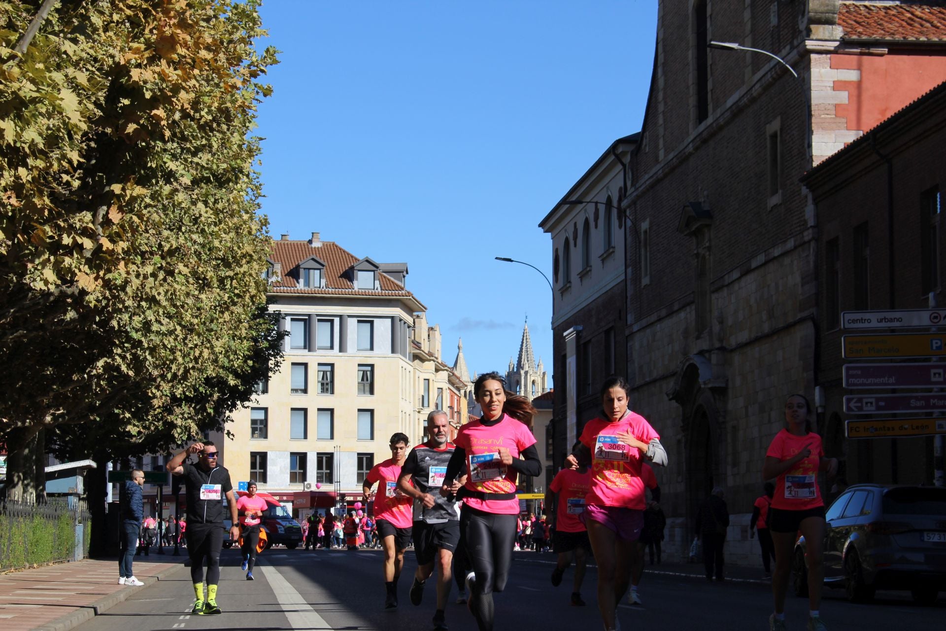 Las imágenes de las participantes en la Carrera de la Mujer en León 2025