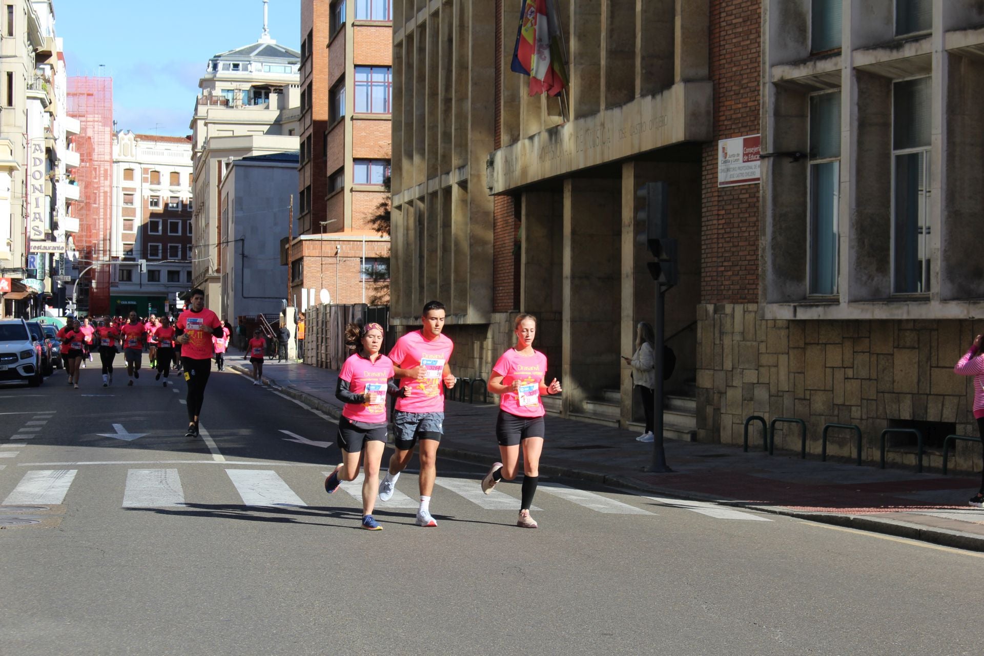 Las imágenes de las participantes en la Carrera de la Mujer en León 2025