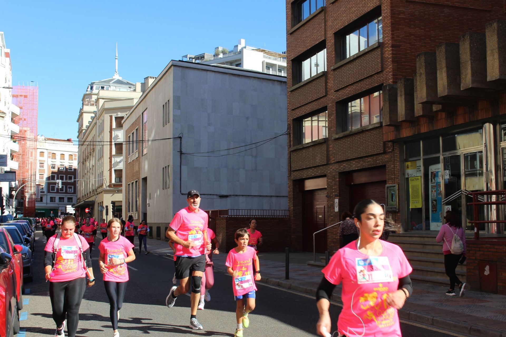 Las imágenes de las participantes en la Carrera de la Mujer en León 2025