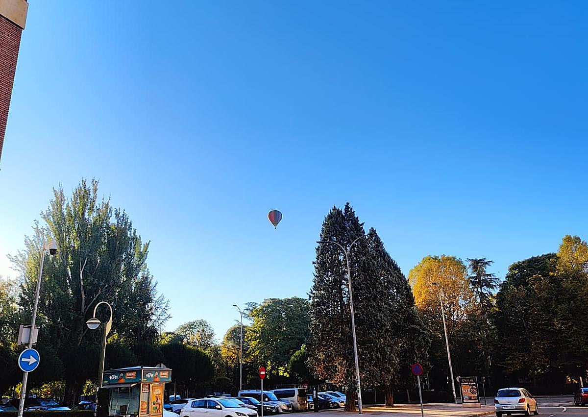 Imagen secundaria 1 - Los globos vistos desde distintos puntos de la ciudad.