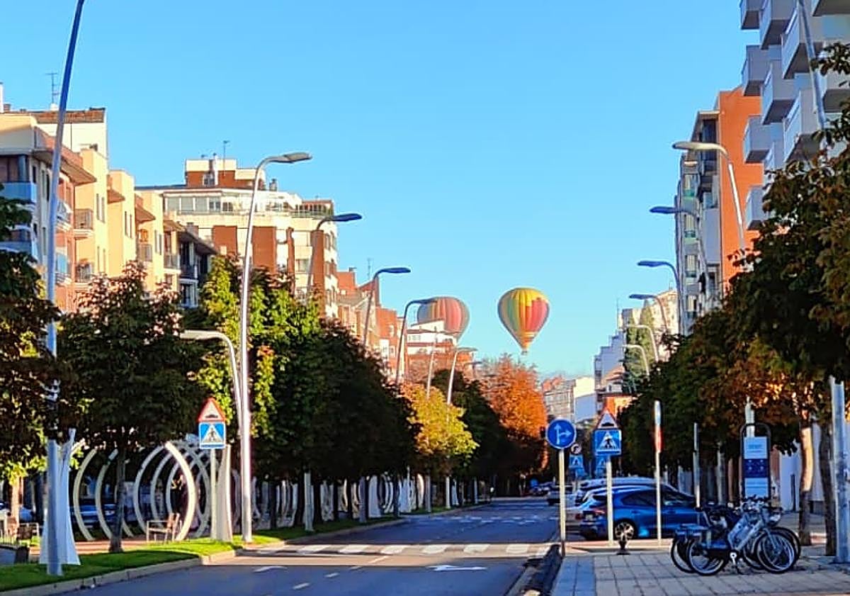 Imagen principal - Los globos vistos desde distintos puntos de la ciudad.