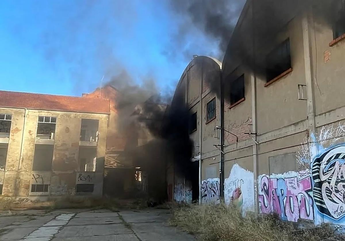 Incendio en el interior del recinto.