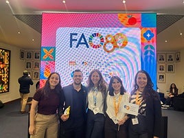 Eugenia Rendueles, en el centro, junto con representantes del Capítulo Español y Javier García Bravo del World Food Forum.