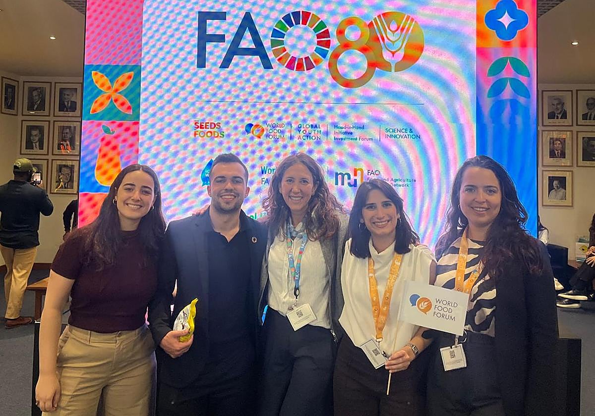 Eugenia Rendueles, en el centro, junto con representantes del Capítulo Español y Javier García Bravo del World Food Forum.