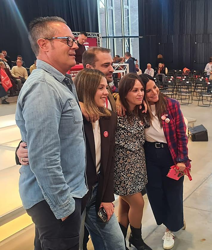 Imagen secundaria 2 - Sánchez, como estrella del rock ante un alcalde para &#039;castillaleón&#039;