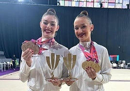 Andrea Fernández y Andrea Corral posando con los trofeos