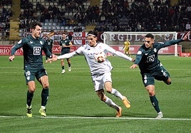 Duelo entre la Cultural y el Almería de la pasada temporada en la Copa del Rey.