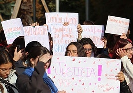Varias pancartas presentes en la movilización.