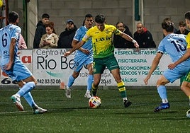 Ribeiro, Víctor García y Maestre rodean a un jugador del Tropezón.