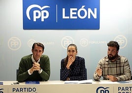 La presidenta autonómica de Nuevas Generaciones, Andrea Ballesteros, se reúne con jóvenes del PP de León.